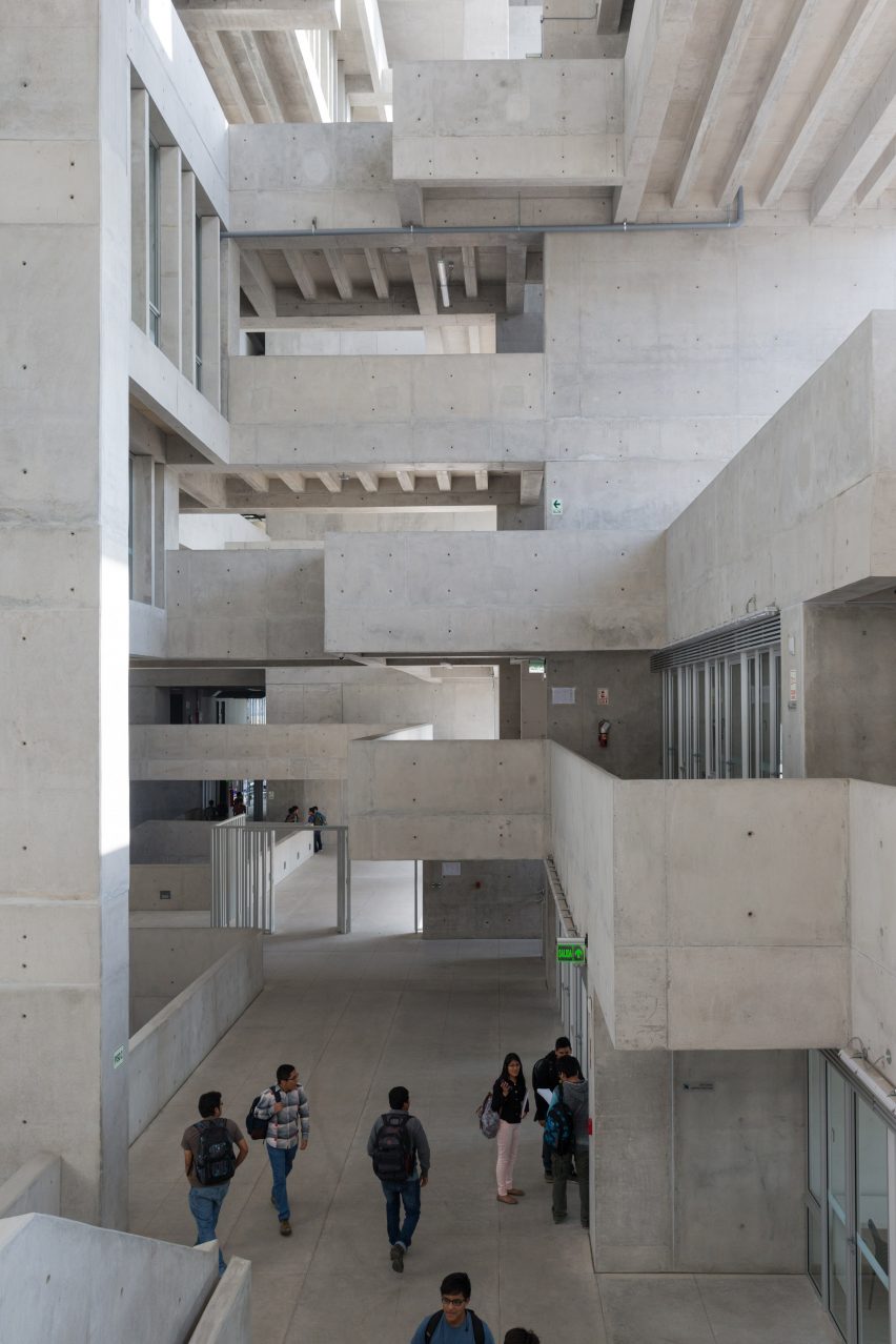 Университет инженерии и технологий от Grafton Architects