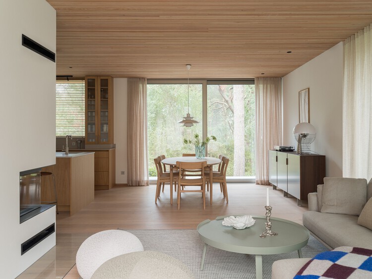 Yngsjö Retreat House / Johan Sundberg arkitektur - Фотография интерьера, дерево, стол, стул, освещение