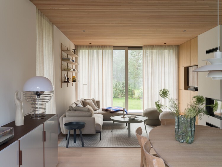 Yngsjö Retreat House / Johan Sundberg arkitektur - Фотография интерьера, дерево, стол, стул, освещение