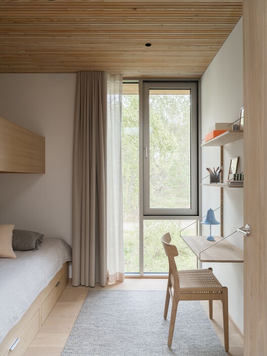 Yngsjö Retreat House / Johan Sundberg arkitektur - Фотография интерьера, спальня, дерево, освещение, кровать, стул
