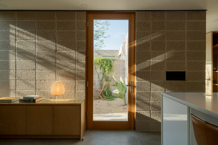 The Hideaway on Palm / Дизайн Бенджамина Холла — фотография интерьера, дерево, стекло