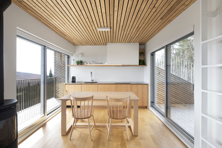 Peace Residence / Quinzhee Architecture — Фотография интерьера, кухня, дерево, освещение, стекло, стул