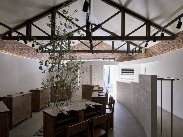 Atelier Hosoo / дизайн 83 — Фотография интерьера, Кирпич, Стул, Балка