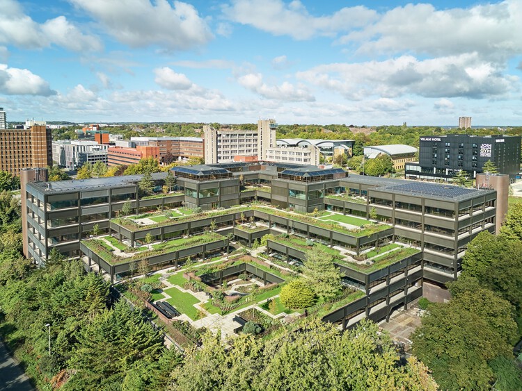 Офисы и восстановление сада Plant Basingstoke / Studio Knight Stokoe + Twelve Architects + Grant Associates + Feilden Clegg Bradley Studio — фотография экстерьера, фотография с воздуха