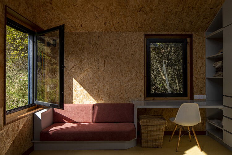 Carupa House High Mountain Refuge / Bermúdez Arquitectos — Фотография интерьера, гостиная, дерево