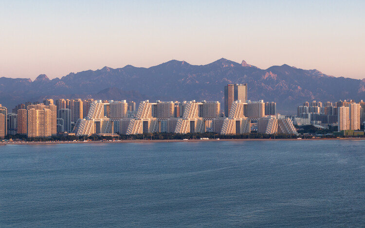 Habitat Qinhuangdao Phase II / Safdie Architects — фотография экстерьера, набережная, побережье, городской пейзаж