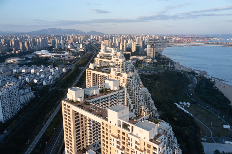 Habitat Qinhuangdao Phase II / Safdie Architects — фотография экстерьера, фотография с воздуха, городской пейзаж