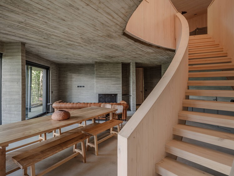 PYR House / Cazú Zegers - Фотография интерьера, дерево, балка
