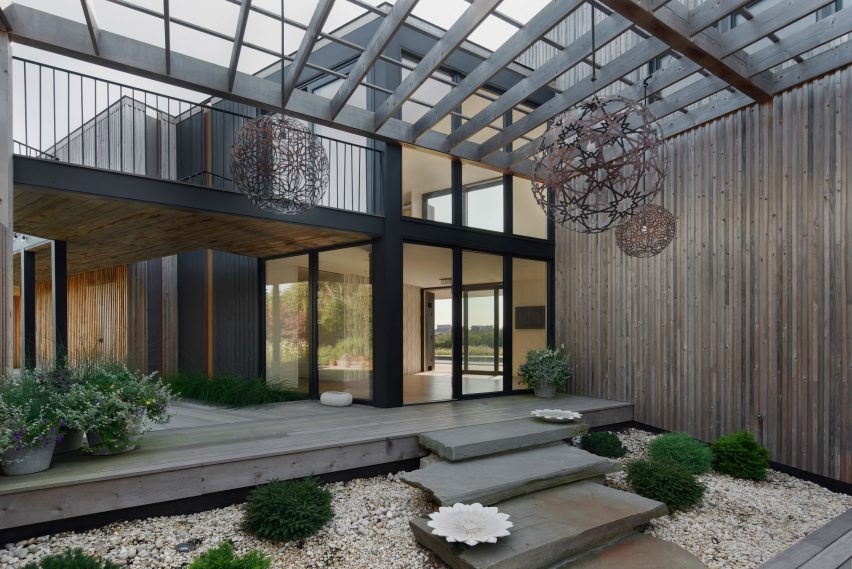Тенистый сад дома Peconic Bay House от BarlisWedlick