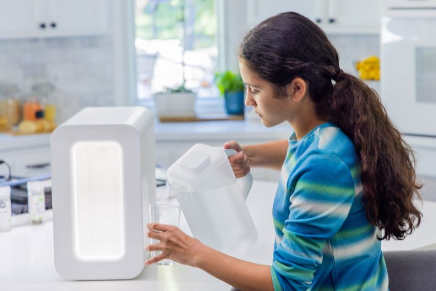 Женщина, использующая воду из носика