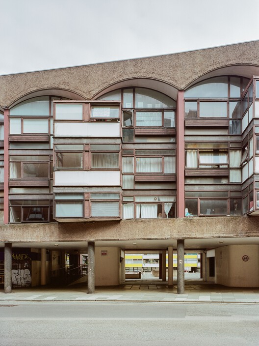 Crescent House / ТИП - Экстерьерная фотография, Бетон