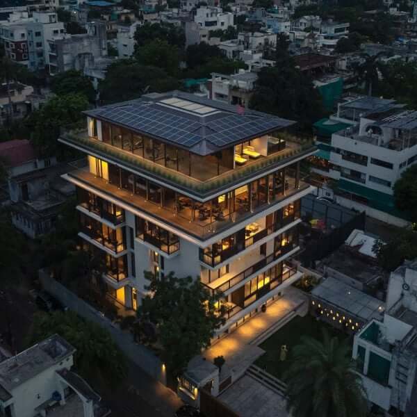 SJK Architects завершает световой дом деревянными ставнями в Нагпуре