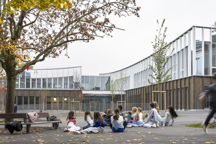 Школьный комплекс и развлекательный центр Les Violettes / HEMAA Architects – Экстерьерная фотография