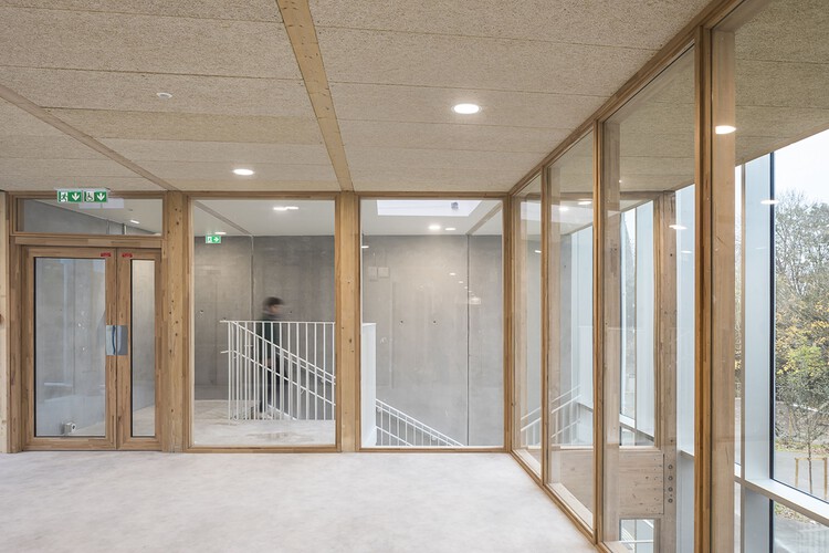 Школьный комплекс и центр отдыха Les Violettes / HEMAA Architects - Фотография интерьера, дерево, стекло
