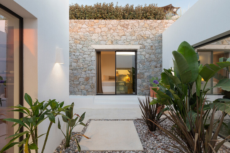 La Natura Villas / Plinthos Architects + Стефания Нтину Архитектор - Экстерьерная фотография, двор