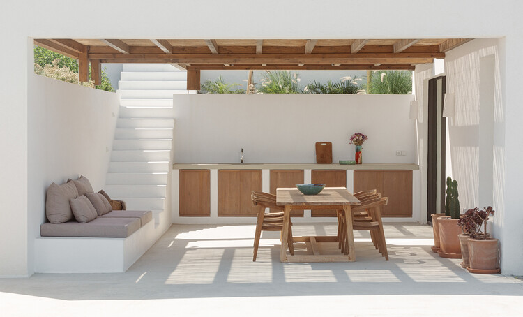 La Natura Villas / Plinthos Architects + Стефания Нтину Архитектор - Фотография интерьера, дерево, стул, бетон