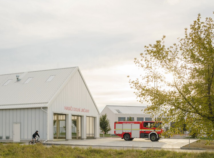 Пожарная станция Джирчани / SOA Architekti - Внешняя фотография