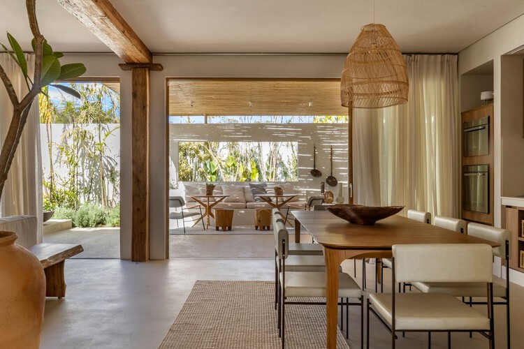 Capim Cidró House / Angela Castilho Arquitetura E Interiores - Интерьерная фотография, столовая, дерево, стол, стул, освещение