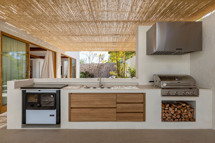 Capim Cidró House / Angela Castilho Arquitetura E Interiores - Интерьерная фотография, кухня, дерево, столешница