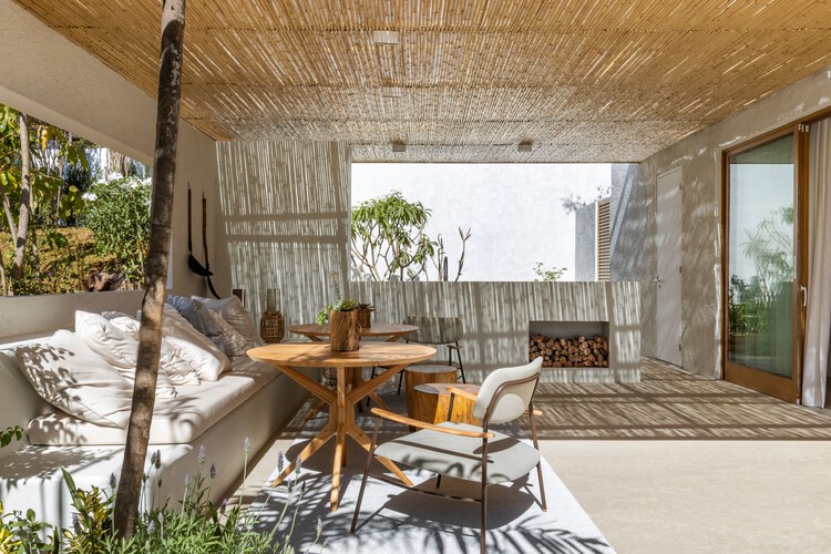 Capim Cidró House / Angela Castilho Arquitetura E Interiores - Интерьерная фотография, гостиная, дерево, стул, патио