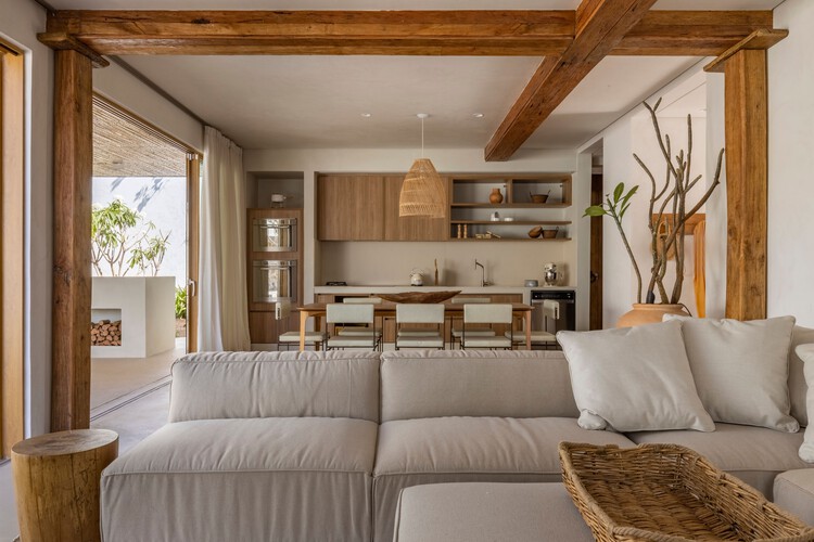 Capim Cidró House / Angela Castilho Arquitetura E Interiores - Интерьерная фотография, дерево, диван, стол, стул, луч, луче