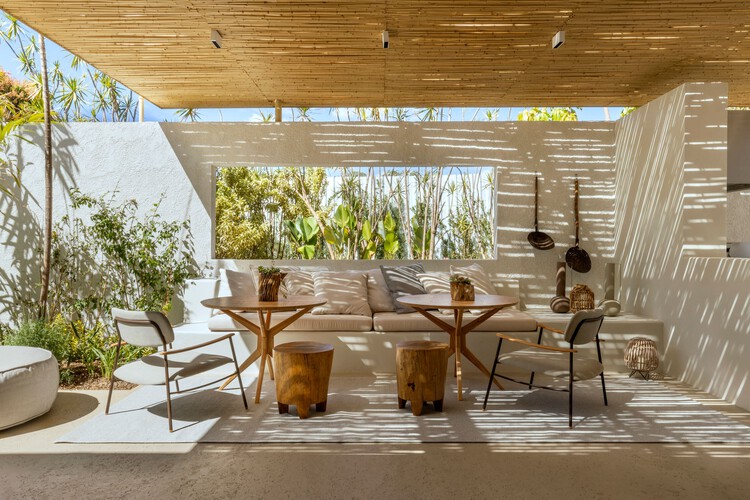 Capim Cidró House / Angela Castilho Arquitetura E Interiores - Интерьерная фотография, лес, стул, патио