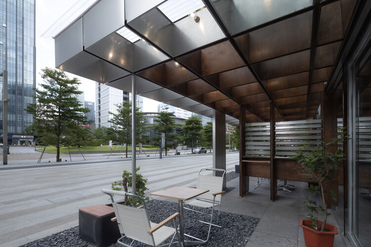 Десертный магазин Shadow / Nemearchitects - Интерьерная фотография, гостиная, стекло