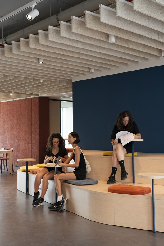 Консорцио Аграрио Адаптивное повторное использование в Atato Ripamonti / Park Associati - Интерьерная фотография, гостиная, стул