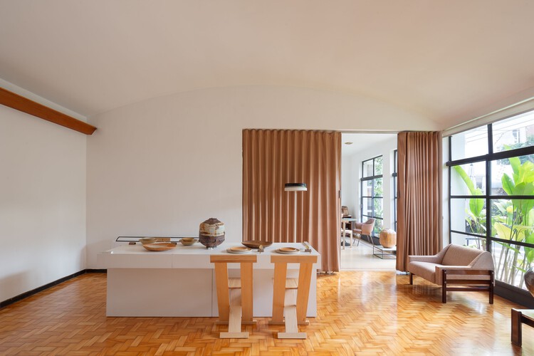 Галерея Ateliê de Cerâmica / MOBIO Arquitetura - Фотография интерьера, дерево, освещение, стол, стул