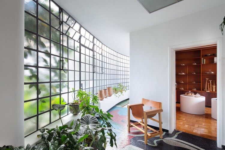 Галерея Ateliê de Cerâmica / MOBIO Arquitetura - Фотография интерьера, освещение, стекло, стеллажи, стул