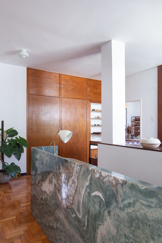 Галерея Ateliê de Cerâmica / MOBIO Arquitetura - Фотография интерьера, дерево, столешница