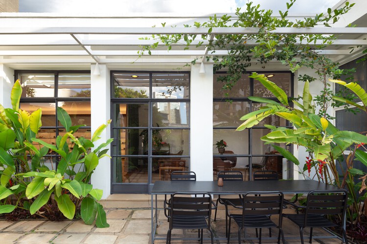 Галерея Ateliê de Cerâmica / MOBIO Arquitetura - Фотография интерьера, Столовая, Дерево, Стол, Стул, Стекло