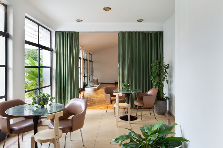 Галерея Ateliê de Cerâmica / MOBIO Arquitetura - Фотография интерьера, Столовая, Стол, Освещение, Стул, Стекло