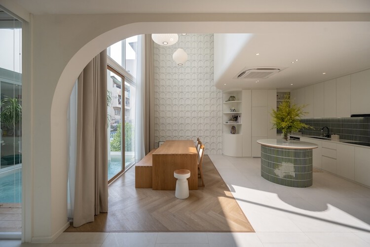 MN House / Sata Na Architect - Фотография интерьера, освещение, кухня, столешница, стул