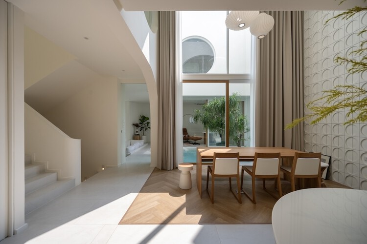 MN House / Sata Na Architect - Фотография интерьера, Столовая, Дерево, Освещение, Стул