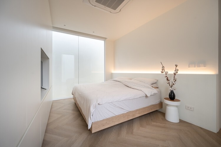 MN House / Sata Na Architect - Фотография интерьера, спальня, кровать, дерево, освещение