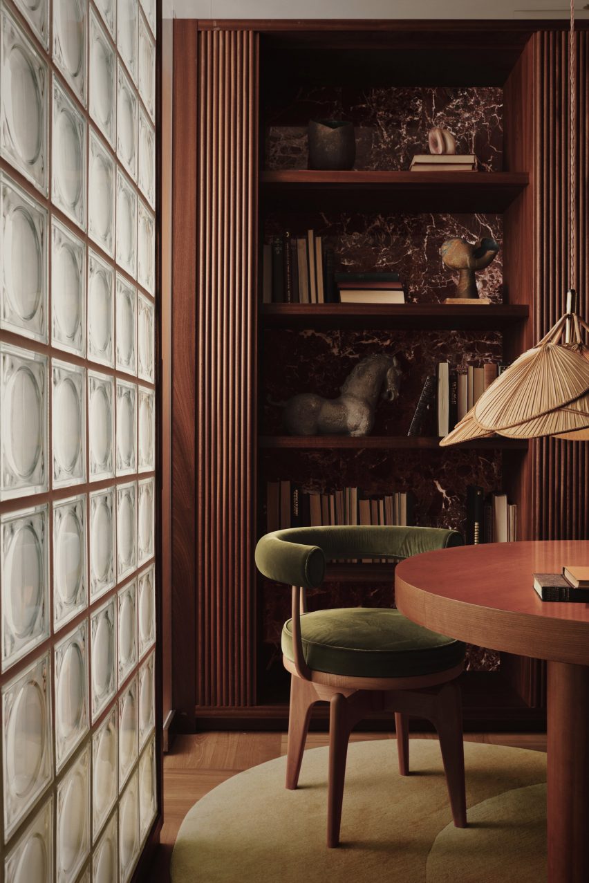 Стулья Charlotte Perriand в столовой Mayfair