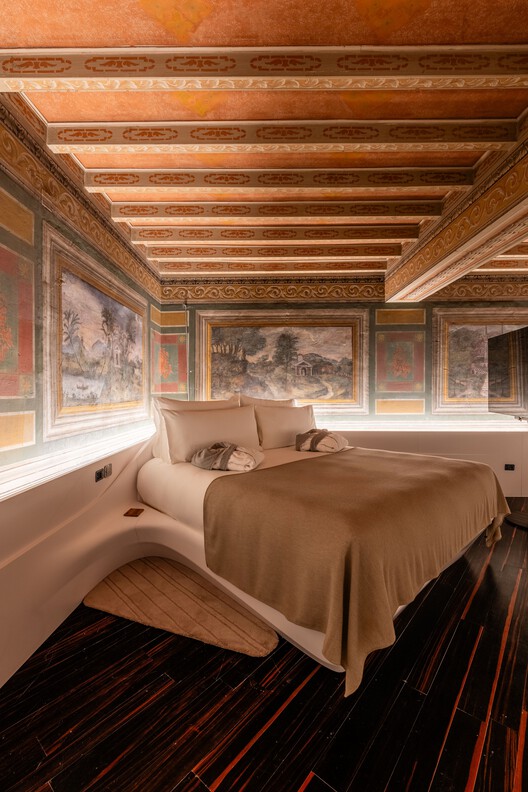 Hotel Romeo Roma / Zaha Hadid Architects - Фотография интерьера, спальня, дерево, освещение, кровать