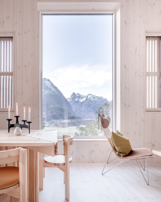 Steep Housing / Reiulf Ramstad Arkitekter - Фотография интерьера, стул