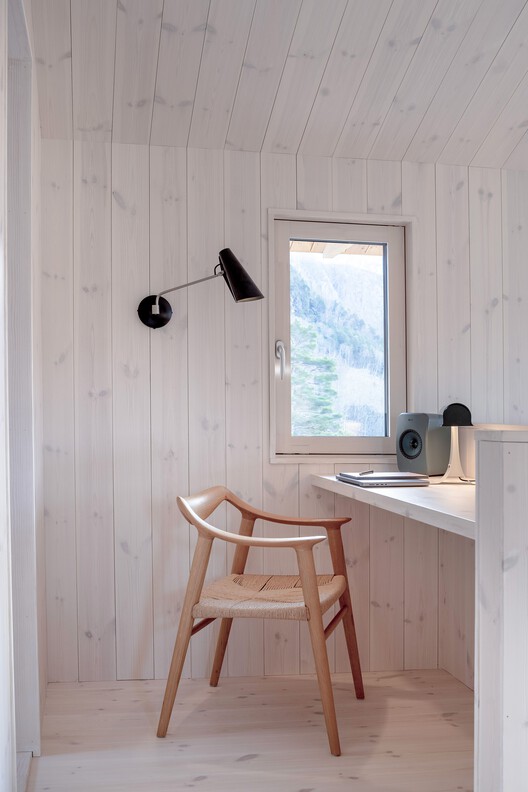Steep Housing / Reiulf Ramstad Arkitekter - Фотография интерьера, кухня, дерево, освещение