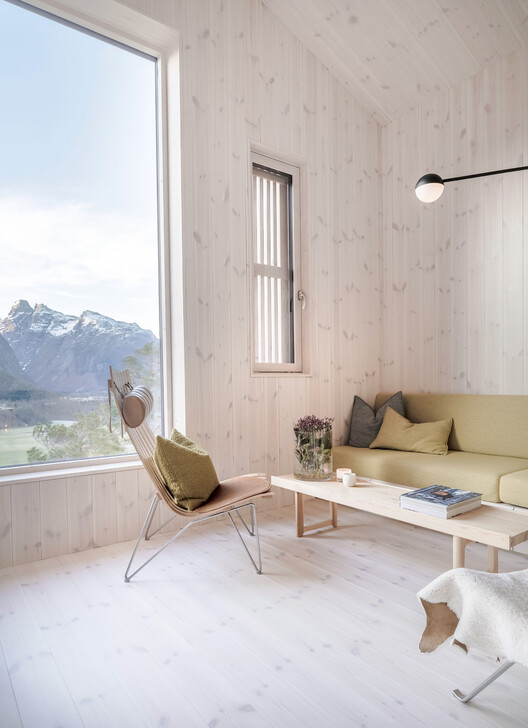 Steep Housing / Reiulf Ramstad Arkitekter - Фотография интерьера, гостиная, дерево