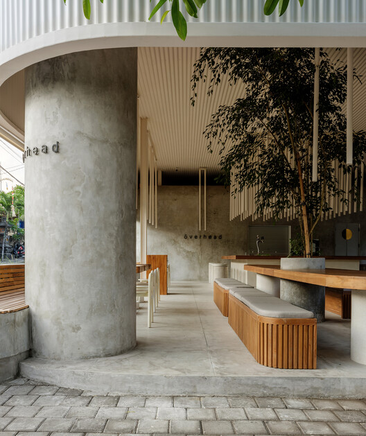 Overh Head Restaurant / Max Tsybin - Интерьерная фотография, ванная комната, дерево