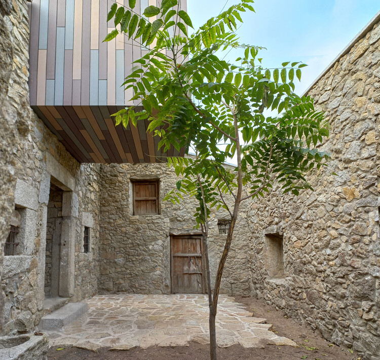 Hidden House / Hombre de Piedra Arquitectos + Хуан Игнасио Вилда Марин - Внешняя фотография, двор