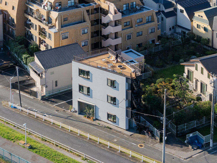 Дом в Кацусике / Yo Irie Architects — фотография экстерьера, балкон