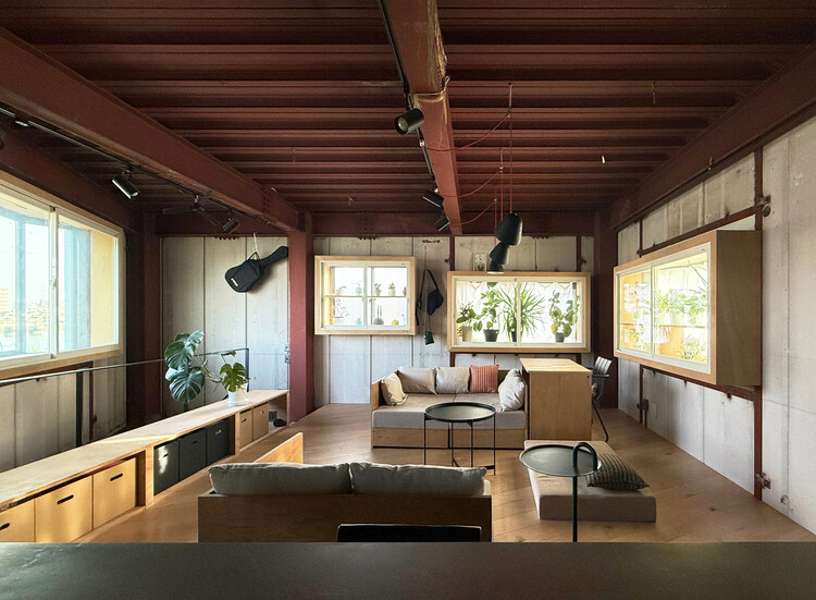 Дом в Кацусике / Yo Irie Architects — Фотография интерьера, гостиная, дерево, освещение, стул