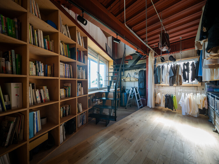 Дом в Кацусике / Yo Irie Architects — Фотография интерьера, шкаф, дерево, стеллажи, балка