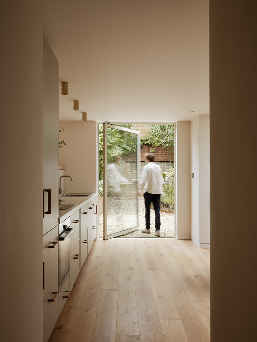Глиняный дом / Studio 163 Architects - Фотография интерьера, дерево