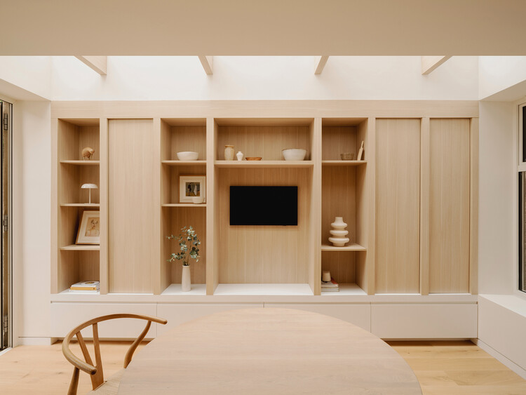 Глиняный дом / Studio 163 Architects — фотография интерьера, шкаф, дерево, стеллажи