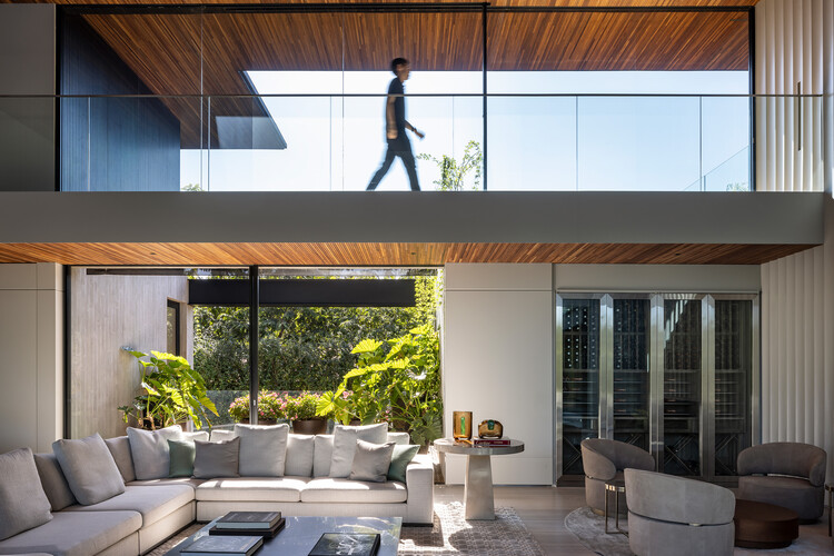 Резиденция FD / Padovani Arquitetos - Интерьерная фотография, гостиная, лестница, балкон, двор