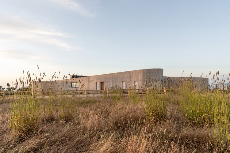 Wind House / Pablo Larroulet + Blaq Arquitectos - изображение 2 из 27